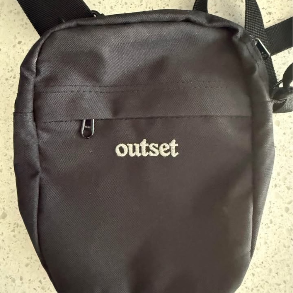 Outset Crossbody Bag 🖤 Color: Black 📌 RN# 139952 🎒 Lightweight and practical